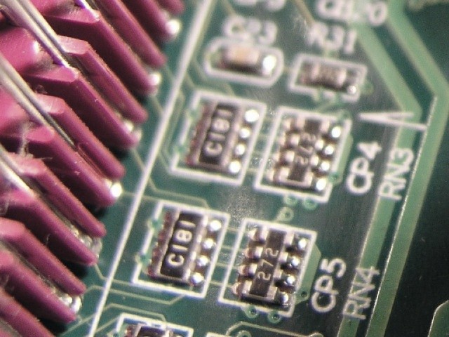 Das Foto zeigt den Ausschnitt einer Platine in Makroaufnahme mit einigen Chips.
