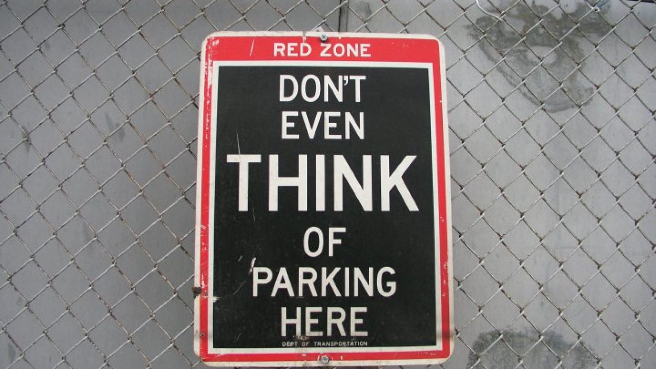 Regeln auf privaten Parkplätzen: Fahrer haftet, Halter nicht