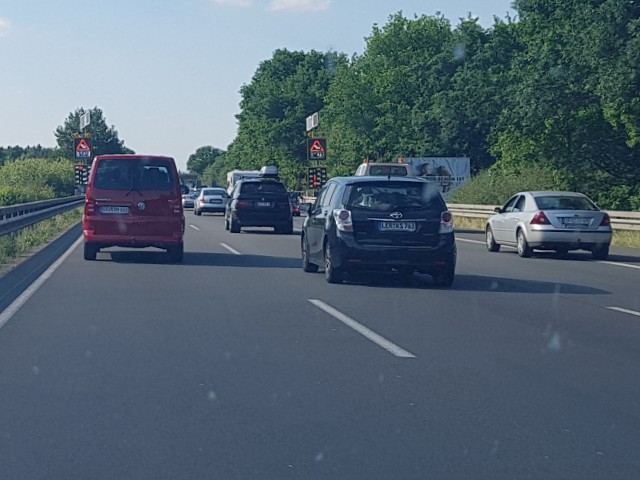 Das Foto zeigt Autos im Straßenverkehr auf einer Autobahn, die auf mehreren Spuren fahren.