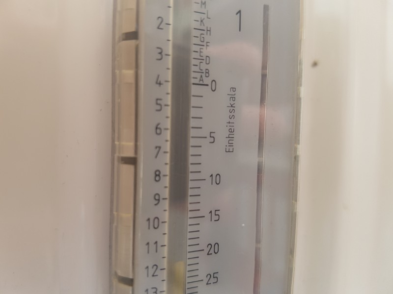 Das Foto zeigt einen an einer Heizung angebrachten Wärmezähler.