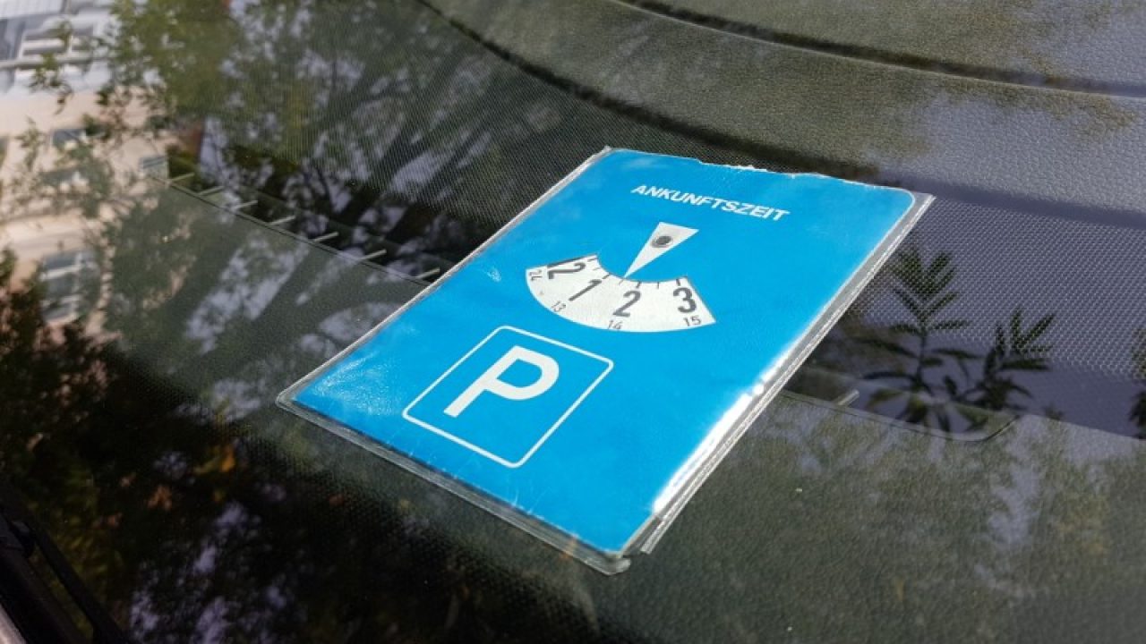 Wozu darf an nicht laufenden Parkuhren gehalten werden?