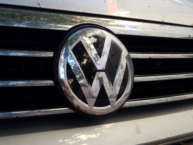 Das Foto zeigt das Emblem des Fahrzeugherstellers Volkswagen VW.