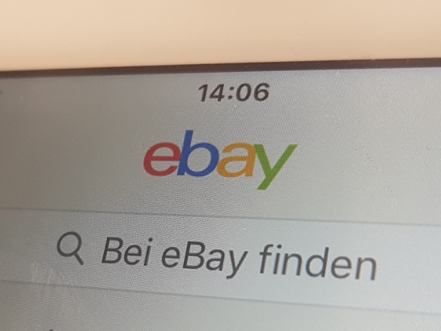 Das Foto zeigt den Ausschnitt eine Bildschirmanzeige mit der Aufschrift eBay Komma bei eBay finden.