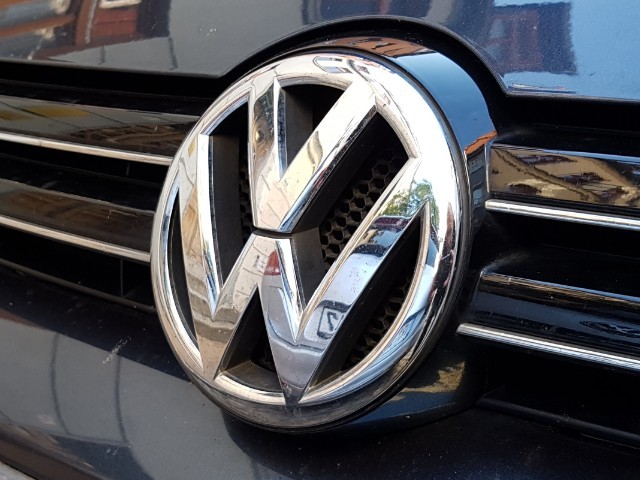 Das Foto zeigt das Emblem des Fahrzeugherstellers Volkswagen VW.