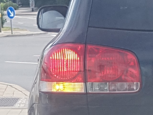Das Foto zeigt das Blinklicht eines abbiegenden Autos..
