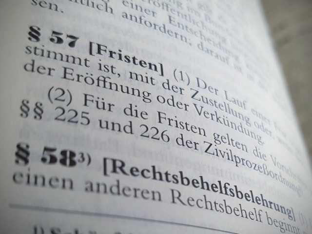 Das Foto zeigt den Blick in ein Gesetzbuch, zu erkennen ist ein Paragraph 57 "Fristen".